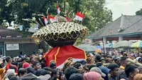 Berebut Berkah Gunungan Grebeg Maulud Keraton Solo Saat Puncak Peringatan Maulid Nabi Muhammad SAW