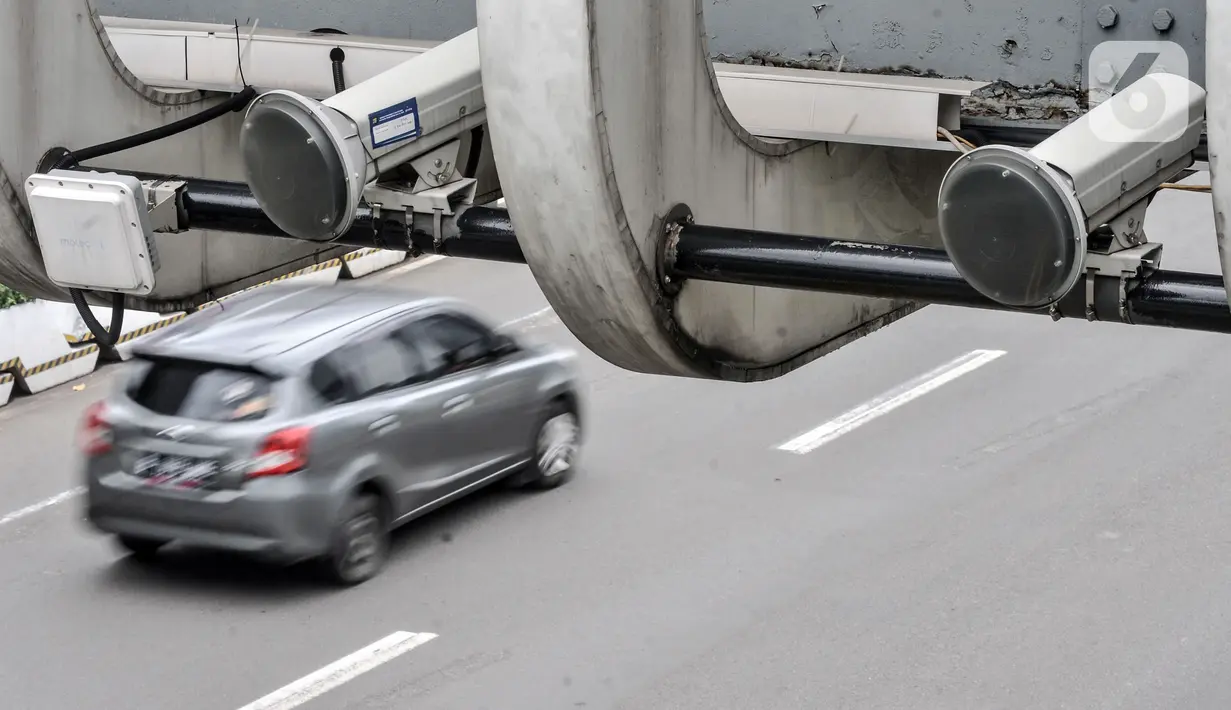 Kendaraan melintas di salah satu titik kamera tilang elektronik atau electronic traffic law enforcement (ETLE) di Jalan Jenderal Sudirman, Jakarta Pusat, Rabu (26/10/2022). Seluruh surat tilang yang sudah diedarkan kepada anggota telah ditarik sehingga seluruh pengendara yang melanggar bakal ditindak secara elektronik. (merdeka.com/Iqbal S. Nugroho)