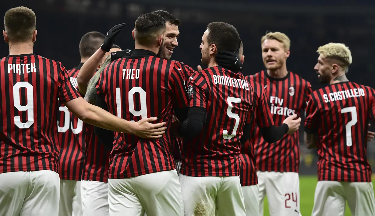 Para pemain AC Milan merayakan gol yang dicetak Zlatan Ibrahimovic ke gawang Torino pada laga Coppa Italia di Stadion San Siro, Milan, Selasa (28/1). Milan menang 4-2 atas Torino. (AFP/Miguel Medina)
