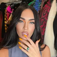 Cincin tunangan Megan Fox dan Machine Gun Kelly adalah karya desainer perhiasan Inggris Stephen Webster, memiliki batu zamrud sekitar 4 karat dan berlian 4-5 karat, yang masing-masing mewakili batu kelahiran Megan Fox dan Machine Gun Kelly. Cincin tersebut dilaporkan bernilai sekitar Rp4,4 miliar. Foto: Instagram.