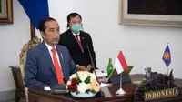 Presiden Joko Widodo (kiri) didampingi Menteri Kesehatan Terawan Agus Putranto saat KTT ASEAN Khusus Tentang COVID-19 secara virtual dari Istana Kepresidenan Bogor, Selasa (14/4/2020). Jokowi mengajak negara-negara ASEAN bersinergi melawan COVID-19. (Foto: Lukas - Biro Pers Sekretariat Presiden)