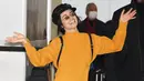 Jadi menurutmu, bagaimana pose kocak Camila Cabello di airport? (Teen Vogue)