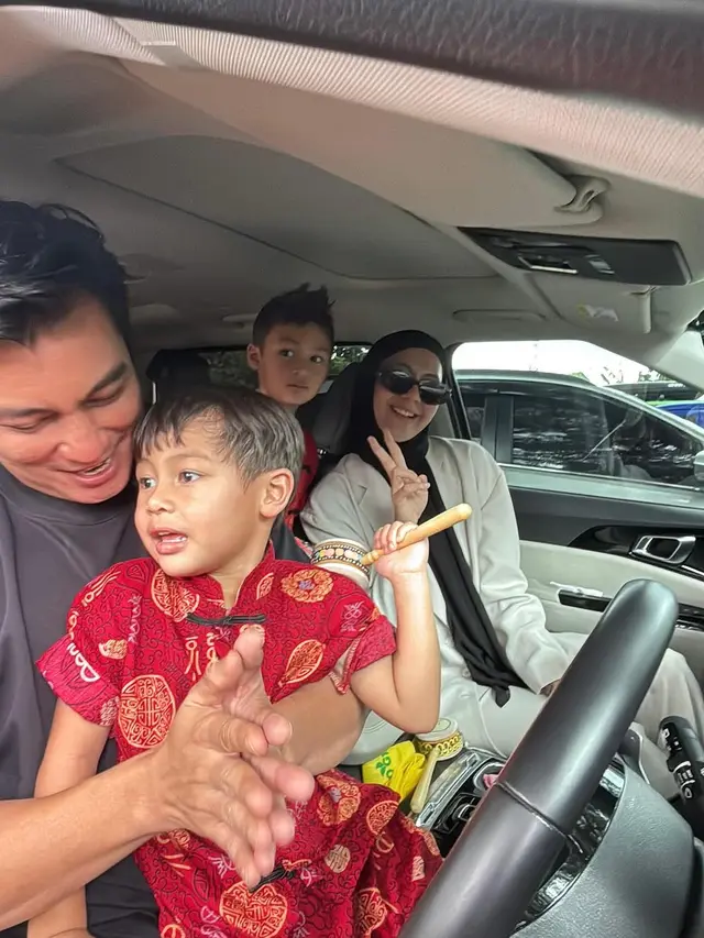 Masih Proses Cerai, Ini 6 Potret Baim Wong dan Paula Kompak Urus Anak di Hari Imlek