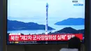 Upaya kedua Korea Utara menempatkan satelit mata-mata di orbit gagal setelah pendorong roket mengalami masalah pada tahap ketiga. (AP Photo/Lee Jin-man)