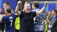 Selebrasi pelatih Timnas Belanda, Ronald Koeman merayakan kemenangan 2-1 atas Timnas Polandia setelah berakhirnya laga Grup D Euro 2024 di Volksparkstadion, Hamburg, Jerman, Minggu (16/6/2024). (AP Photo/Ebrahim Noroozi)