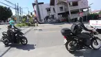 Orang-orang yang mengendarai sepeda motor melewati bangunan yang runtuh setelah gempa bumi di General Santos, Filipina, Senin 8 Juni 2026. (AP Photo)