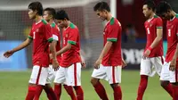 Para penggawa Indonesia U-23 hanya bisa tertunduk setelah gagal lolos ke final SEA Games 2015. (Bola.com/Arief Bagus)