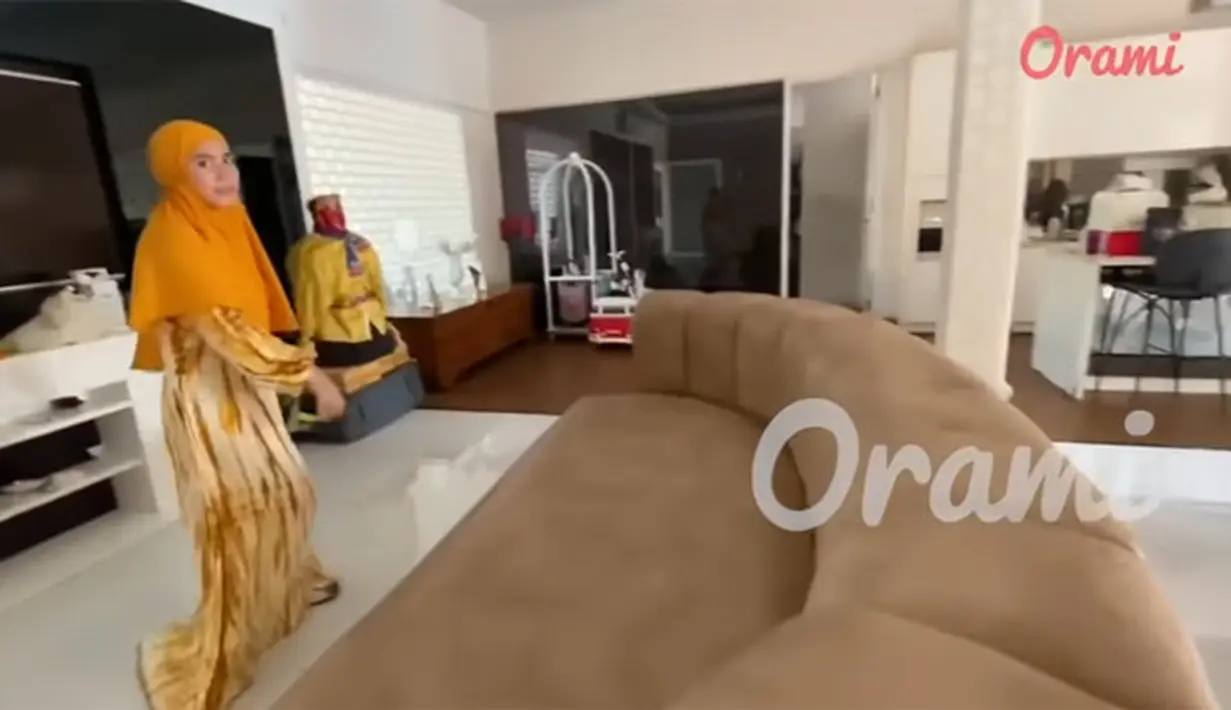 Rumah Ustaz Solmed dan Aprile Jasmin (Youtube/Orami Indonesia)