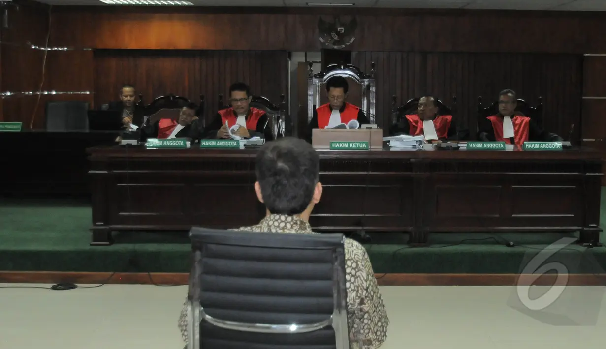 Terdakwa kasus TransJakarta Drajad Adhyaksa saat mendengarkan pembacaan vonis di Pengadilan Tipikor Jakarta, Jumat (6/3). Drajad divonis 5 tahun penjara dan denda Rp 250 juta atas kasus pengadaan bus Transjakarta tahun 2013. (Liputan6.com/Herman Zakharia)
