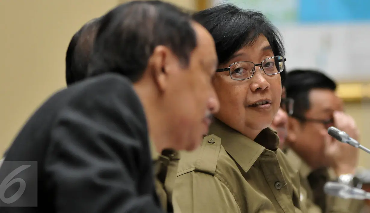 Menteri LHK, Siti Nurbaya saat mengikuti rapat kerja dengan Komisi IV DPR RI, Jakarta, (18/4). Pemberhentian sementara ini diperlukan untuk penyempurnaan seluruh dokumen perencanaan (Liputan6.com/JohanTallo)