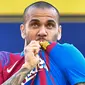 Dani Alves - Kondisi Barcelona yang sedang terpuruk membuat bek tangguh asal Brasil ini terpanggil hatinya untuk kembali ke Camp Nou. Pemain yang berstatus sebagai pesepak bola tersukses dengan koleksi 45 gelar ini dikabarkan hanya menerima upah 1 euro atau Rp 16 ribu per pekan. (AFP/Pau Barrena)