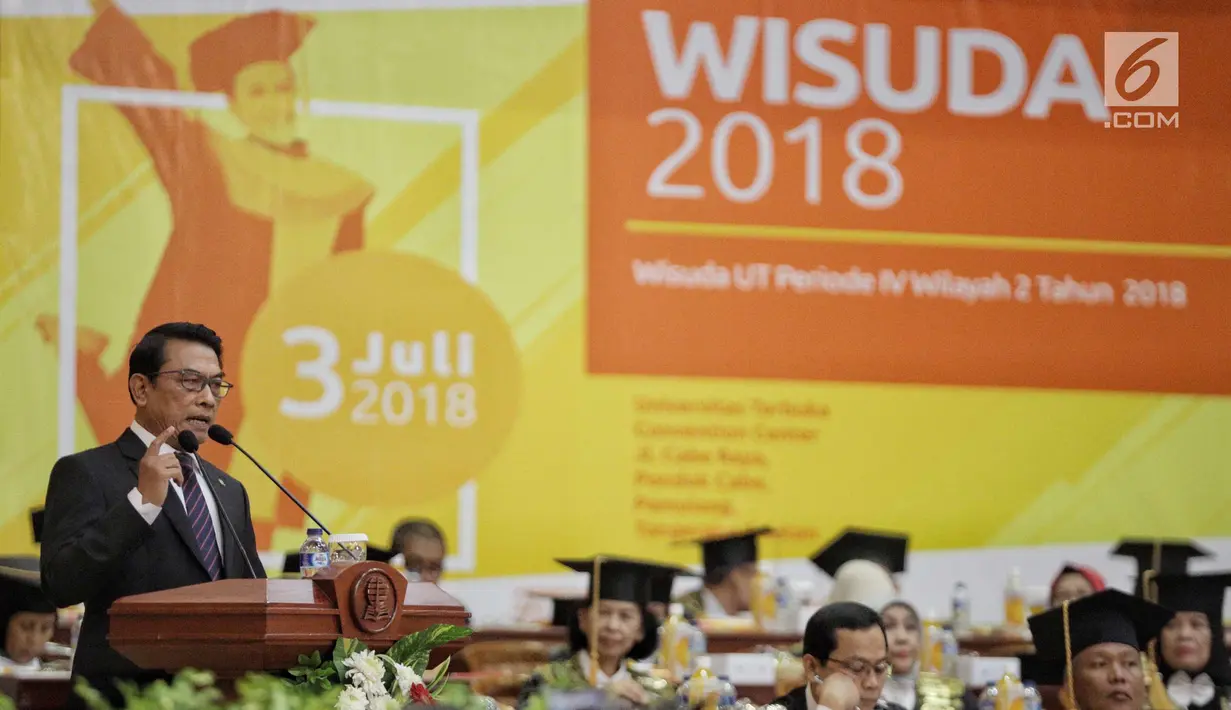 Kepala Staf Kepresidenan Moeldoko memberikan orasi ilmiah saat wisuda Universitas Terbuka, Pondok Cabe, Tangsel, Selasa (3/7). Orasi Ilmiah bertemakan tantangan pendidikan Indonesia menghadapi Era Revolusi Industri 4.0. (Liputan6.com/Faizal Fanani)