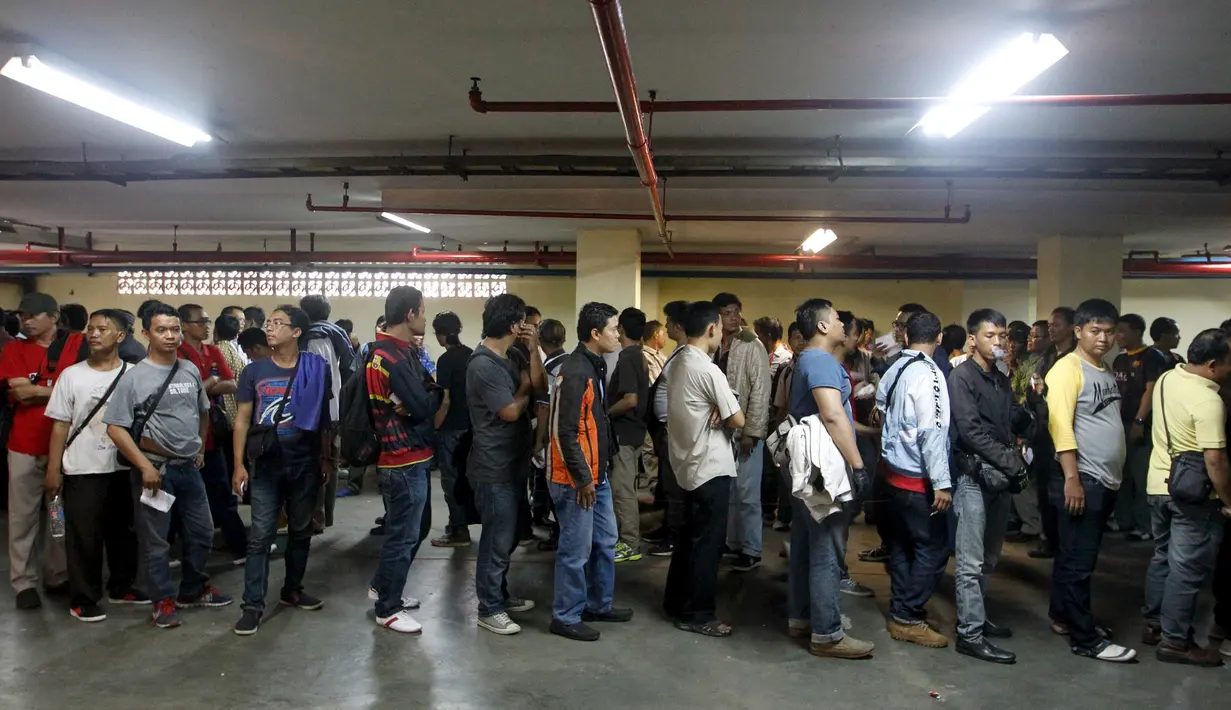 Sejumlah calon pengemudi ojek online mengantre untuk mengikuti tes bau badan di sebuah tempat parkir bawah tanah di Jakarta, 9 Januari 2016. Uji bau badan ini dilakukan demi meningkatkan kualitas pelayanan. (REUTERS/Garry Lotulung)