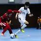 Pemain timnas futsal putri Indonesia Maya Muharina Fajriah berebut bola dengan pemain Thailand saat bertanding melawan Thailand di Games 2017 di Selangor, Malaysia, Jumat (25/8). (Liputan6.com/Faizal Fanani)