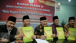 (ki-ka) Prof. Dr. Mawan Abdurrahman, Prof. Dr. KH. Didin Hafiduddin, Ketua MUI Din Syamsuddin, Prof. Dr. H. Nazaruddin Umar, Dr. H. Noor Achmad beri keterangan pers Rapat Pleno II Dewan Pertimbangan MUI di  Jakarta, (25/11). (Liputan6.com/Faizal Fanani)