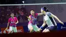 Ganda putri Indonesia, Apriyani Rahayu/Siti Fadia Silva Ramadhanti, kalah dua gim langsung 14-21 dan 19-21 dari pasangan Korea Selatan, Lee So Hee/Shin Seung Chan. (Bola.com/Bagaskara Lazuardi)