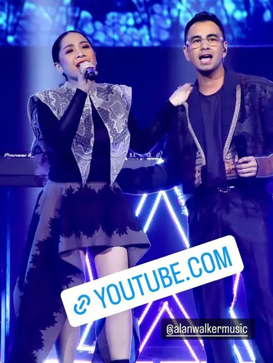 Nagita Slavina tampil memesona mengenakan dress dengan aksen collar motif batik dari Sapto Djojokartiko. [@official_rcti]