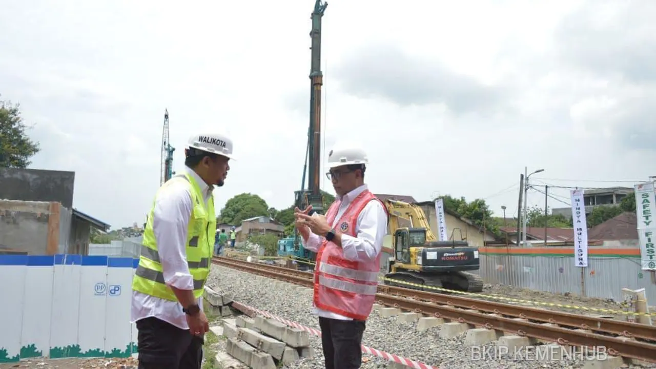 Menteri Perhubungan Budi Karya Sumadi bersama Wali Kota Medan Bobby Nasution meninjau proyek pembangunan jalur kereta api (KA) layang Medan-Binjai Tahap II, Sabtu (24/9)