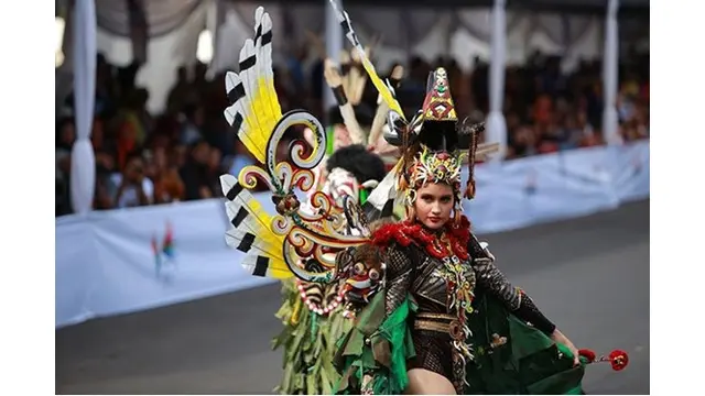 7 Potret Penampilan Cinta Laura di Jember Fashion Carnaval 2019, Tampil Memukau