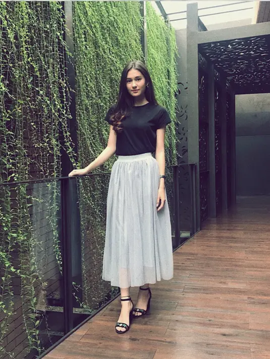 Sebagai seorang selebriti, Zoe pun kerap memadukan busananya dengan berbagai warna. Salah satunya kaos berwarna hitam dan rok berwarna abu-abu. Terlihat simpel namun sempurna saat dipakai oleh Zoe. (Liputan6.com/IG/zoeabbasjackson).