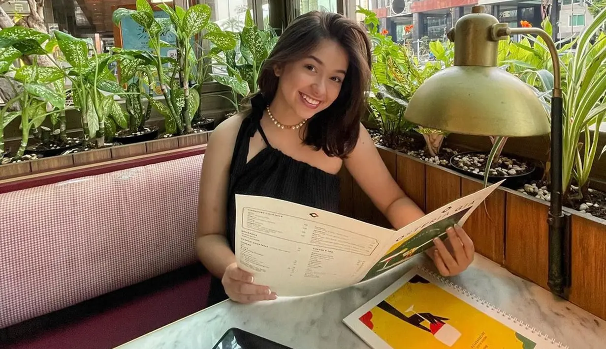 Tampil dengan simpel dress berwarna hitam, Rebecca Klopper terlihat begitu manis dengan lesung pipinya. Bahkan, unggahannya ini banjir pujian netizen. (Liputan6.com/IG/@rklopperr)