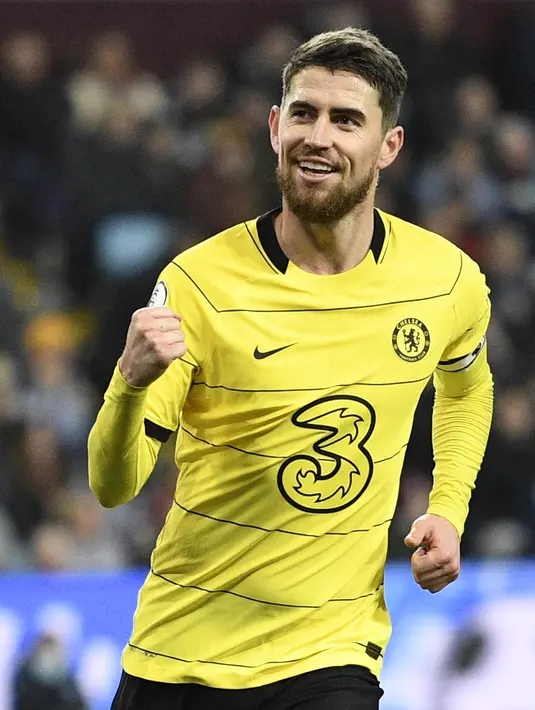 Gelandang Chelsea, Jorginho melakukan selebrasi setelah mencetak gol dari titik penalti ke gawang Aston Villa pada pertandingan lanjutan Liga Inggris di Villa Park di Birmingham, Inggris tengah 26 Desember 2021. Sejumlah sumber termasuk jurnalis senior yang juga pakar bursa transfer Fabrizio Romano, banderol penebusan Jorginho mencapai 10 juta poundsterling atau setara dengan Rp185 miliar, ditambah 2 juta poundsterling sebagai bonus. (Oli SCARFF / AFP)