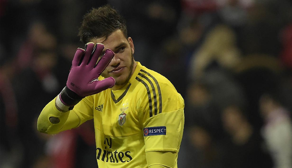 Kiper Benfica, Ederson Moraes, saat tampil melawan Bayern Munchen pada laga Liga Champions di Stadion Allianz, Munchen, Selasa (5/4/2016). (AFP/Tobias Schwarz)