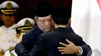Presiden SBY memeluk Jokowi saat hadir di acara pelantikan di Senayan, Jakarta, Senin (20/10/2014) (Liputan6.com/Andrian M Tunay)