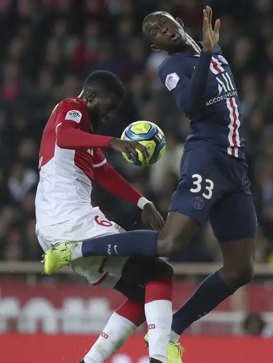 Gelandang AS Monaco, Tiemoue Bakayoko berebut bola dengan pemain PSG, Tanguy Kouassi pada pertandingan lanjutan Liga Prancis di Stadion Louis II, Monaco (15/1/2020). PSG menang telak atas Monaco 4-1. (AP Photo/Daniel Cole)