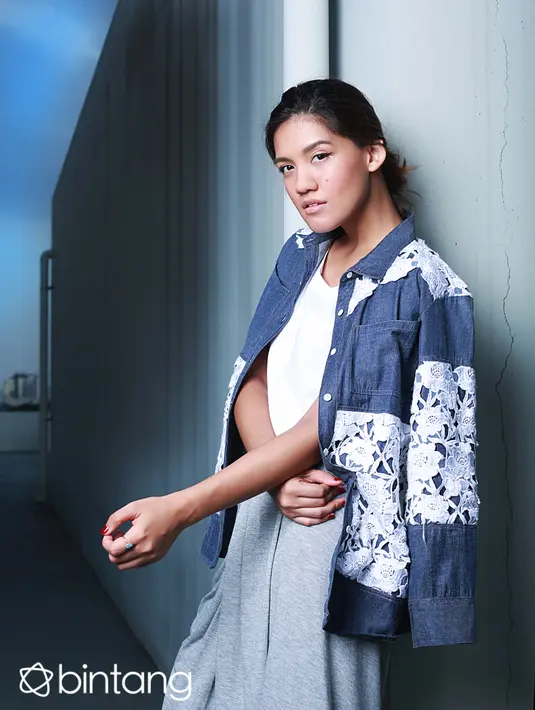 Bagi penyanyi berusia 28 tahun ini, menyanyi seperti bercerita lewat nada dan kata-kata. Karena itulah ia ingin disebut sebagai story teller karena ketika orang mendengarkan lagunya maka mereka mendengarkan Monita bercerita. (Galih W. Satria/Bintang.com)