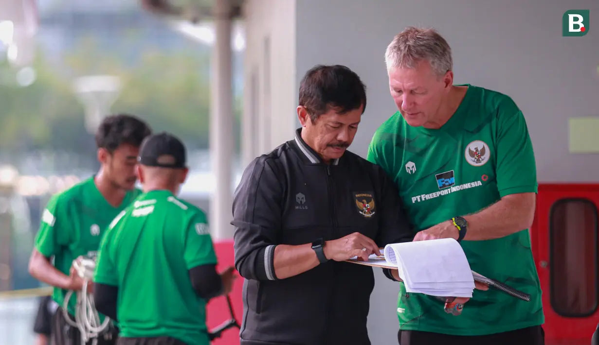 <p>Konsultan pelatih Timnas Indonesia U-17, Frank Wormuth (kanan) berbincang dengan Direktur Teknik PSSI, Indra Sjafri saat seleksi Timnas Indonesia U-17 di Lapangan A, Kompleks Stadion Utama Gelora Bung Karno (SUGBK), Senayan, Jakarta, Selasa (15/08/2023). (Bola.com/Bagaskara Lazuardi)</p>