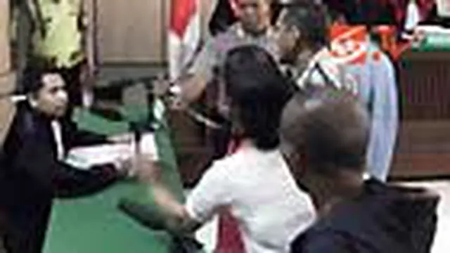 Para Aktivis Bendera Gebrak Meja Jaksa