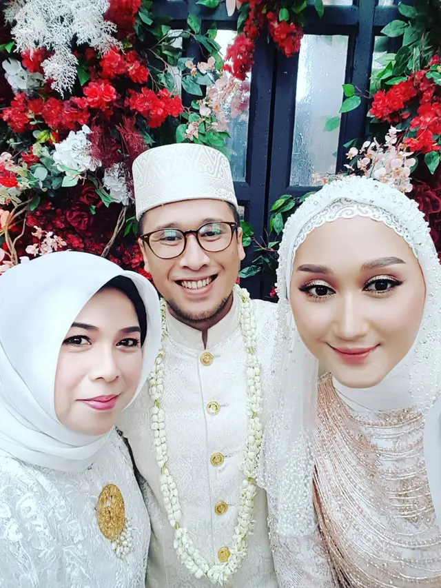 6 Potret Tampan Sandy Nasution, Suami Dian Pelangi
