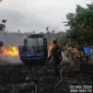 Capt: Petugas gabungan saat memadamkan api di TNWK. Foto : (Polres Lampung Timur)