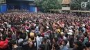 Ratusan penonton yang sebagian besar merupakan anggota komunitas Orang Indonesia (OI), kelompok penggemar Iwan Fals memadati  area Konser Situs Budaya di Panggung Kita, Depok, Sabtu (3/3). (Liputan6.com/Arya Manggala)