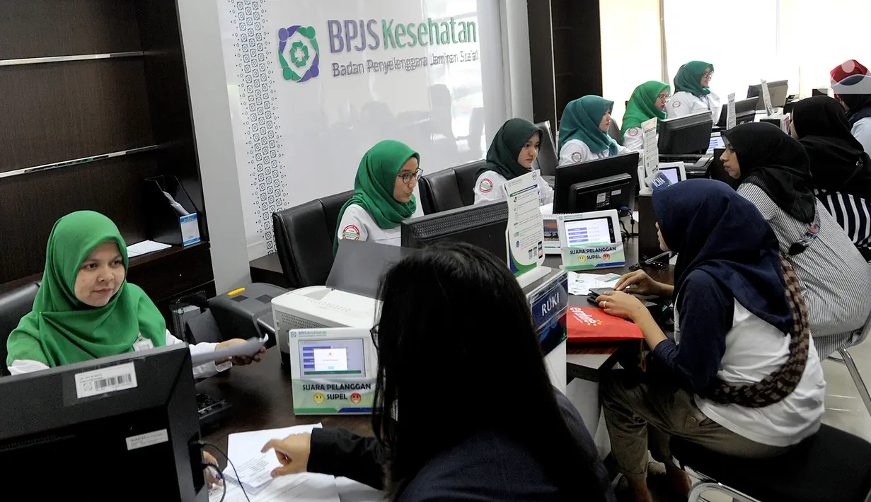 Petugas melayani warga yang mengurus iuran BPJS Kesehatan di Kantor BPJS Jalan Raya Pasar Minggu, Jakarta, Senin (4/11/2019). Perhimpunan Rumah Sakit Seluruh Indonesia memprediksi akan terjadi migrasi turun kelas pada peserta akibat kenaikan iuran 100 persen pada awal 2020. (merdeka.com/Arie Basuki)