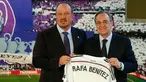 Rafael Benitez (kiri) saat diperkenalkan oleh Presiden Real Madrid Florentino Perez sebagai pelatih baru Real Madrid di Santiago Bernabeu, Rabu (3/6/2015). Rafael Benitez akan dikontrak Real Madrid selama 3 musim kedapan. (REUTERS/Sergio Perez)