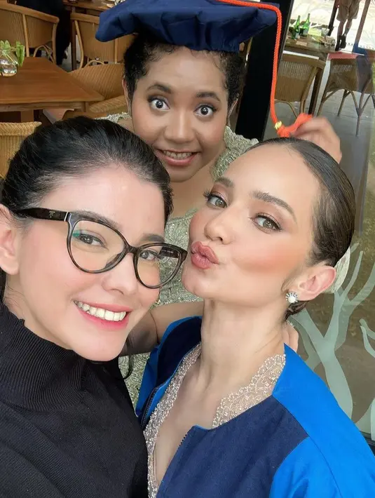 Rambutnya disanggul rapi tanpa menyisakan poni. Enzy juga tampil dengan anting-anting mutiara minimalis.[@medinadinaaa]