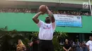 Pemain NBA dari Boston Celtics, Jaylen Brown memberi melempat bola basket saat coaching clinics untuk siswa-siswi di SMAN 82 Jakarta, Kamis (26/7). Kegiatan tersebut untuk memperkenalkan olahraga basket bagi anak-anak. (Liputan6.com/Arya Manggala)