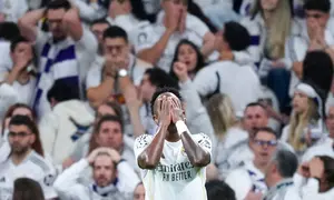 Pemain Real Madrid, Vinicius Junior, tampak kecewa setelah ditaklukkan Bayern Munchen pada laga leg pertama perempat final Liga Champions di Stadion Santiago Bernabeu, Rabu (8/4/2026). (AP Photo/Jose Breton)