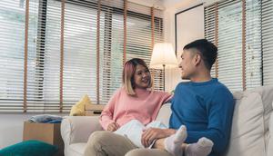 Menumbuhkan cinta yang abadi, perhatian, kasih sayang, pengertian satu sama lain dapat didapatkan dengan melakukan deep talk bersama pasangan. (Sumber: Freepik/tirachardz).