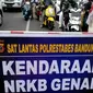 Dinas Perhubungan (Dishub) Kota Bandung bersama Satuan Lalu Lintas Polrestabes Bandung mulai mengujicobakan pengaturan kendaraan dengan sistem ganjil genap pada hari ini, Jumat (13/8/2021). (Liputan6.com/Huyogo Simbolon)