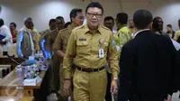 Menteri dalam Negeri Tjahjo Kumolo (tengah) jelang Rapat dengan Pansus RUU Penyelenggaraan Pemilu di Komplek Parlemen Senayan, Jakarta, Senin (13/2). (Liputan6.com/Johan Tallo)