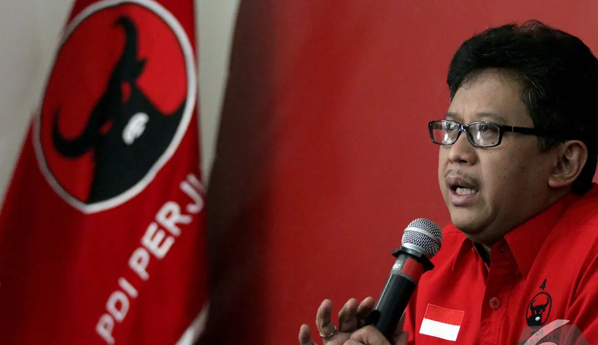 Sekjen PDIP Hasto Kristiyanto memberikan keterangan pers menjelang HUT ke-42 PDIP di Jakarta, Jumat (9/1/2015). (Liputan6.com/Faizal Fanani)