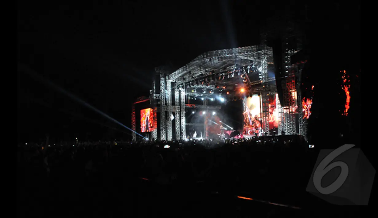 Avenged Sevenfold saat menyapa para pengemarnya saat konser bertajuk "Avenged Sevenfold Asia Tour 2015 Live in Jakarta" di Parkir Timur Senayan, Jakarta, (18/1/2015). (Liputan6.com/Panji Diksana)