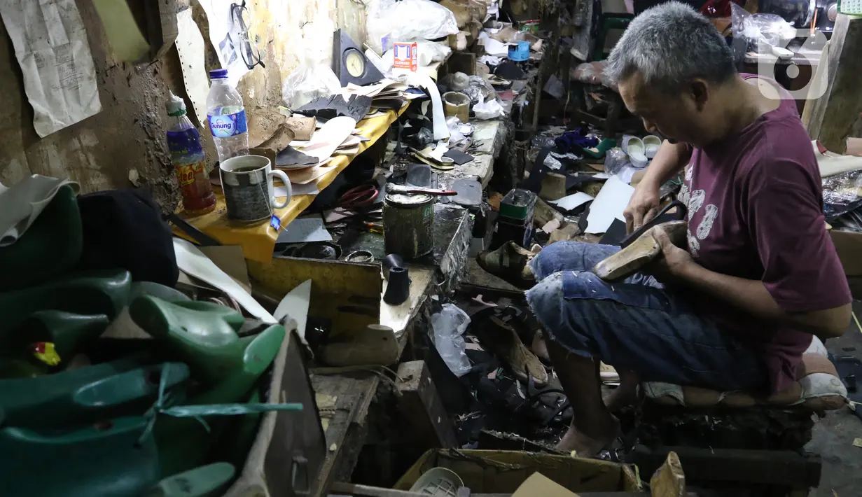 Seorang perajin menyelesaikan pembuatan sepatu di Jakarta, Jumat (17/1/2020). Pengamat menilai perlambatan pertumbuhan kredit usaha mikro, kecil, dan menengah (UMKM) berpotensi tidak akan berlanjut pada tahun ini. (Liputan6.com/Angga Yuniar)