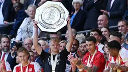 Kiper Arsenal, Aaron Ramsdale, mengangkat trofi Community Shield di Stadion Wembley, London, Minggu (6/8/2023). Arsenal mengalahkan Manchester City 4-1 lewat adu penalti setelah bermain imbang 1-1 selama 90 menit. (AFP/Justin Tallis)