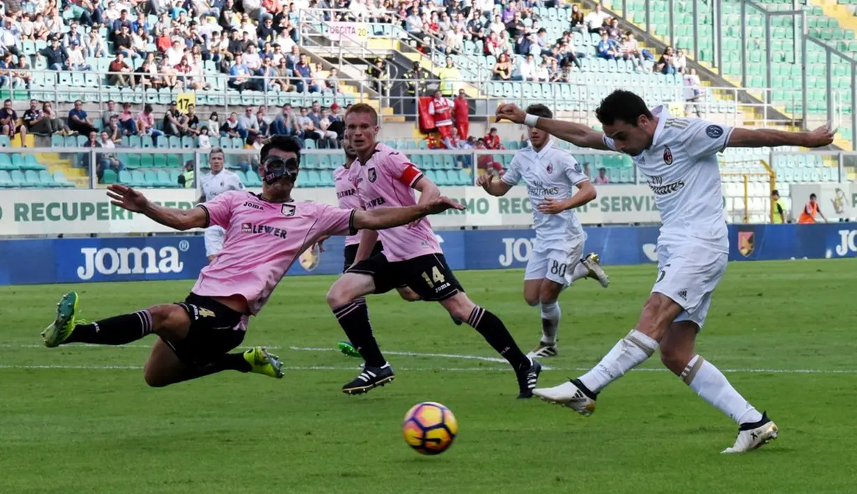 Pemain AC Milan, Giacomo Bonaventura, melakukan tembakan ke arah gawang Palermo dalam laga pekan ke-12 Serie A di Stadion Renzo Barbera, Minggu (6/11/2016). (AFP)