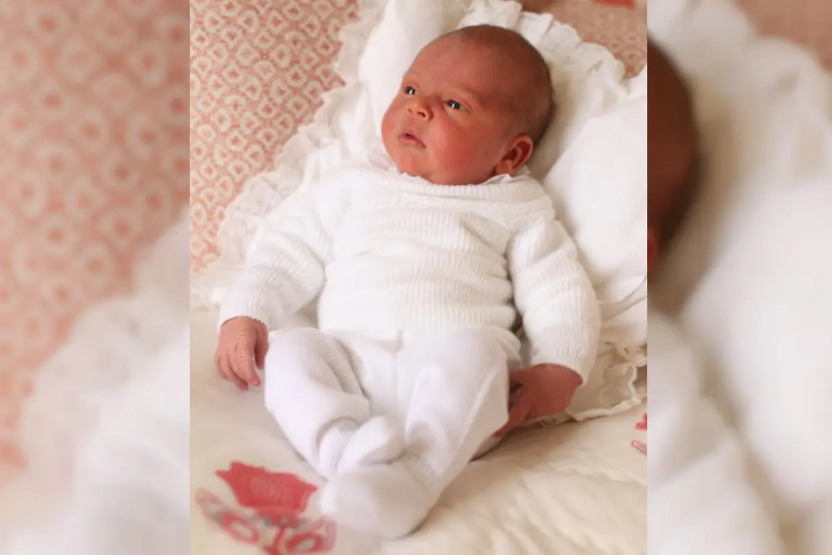 Foto Perdana Pangeran Louis, Dicium Putri Charlotte