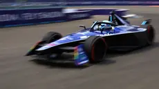 Pembalap Maserati MSG Racing, Maximilian Guenther memacu mobilnya saat sesi kualifikasi Jakarta E-Prix 2023 round-11 di Jakarta International E-Prix Circuit, Ancol, Jakarta, Minggu (04/06/2023). Gunther sukses meraih P1 setelah mengalahkan pembalap Avalanche Andretti, Jake Dennis dengan perbedaan waktu 0.585 detik. (Bola.com/Bagaskara Lazuardi)